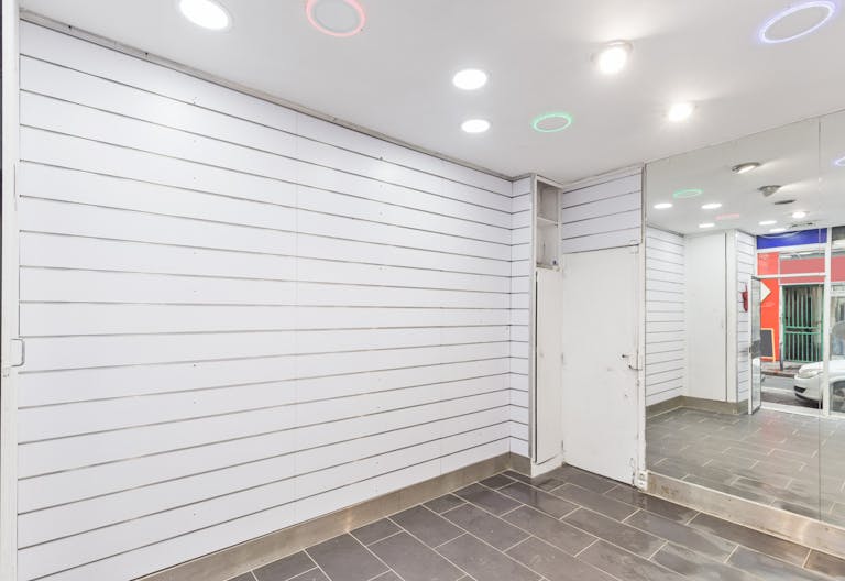 Bright white-box near to Bastille - Image 3