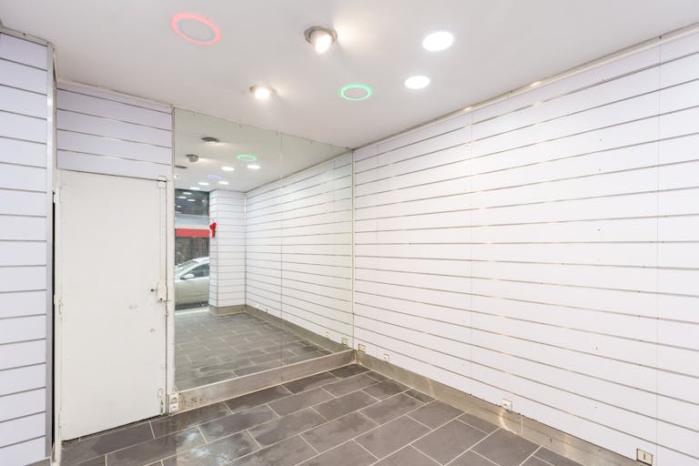 Bright white-box near to Bastille - Image 4