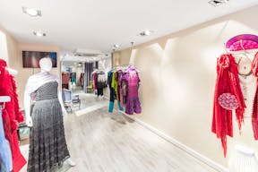 Elegant Shop in the heart of Saint-Germain - Image 1