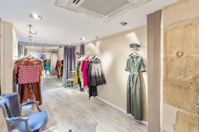 Elegant Shop in the heart of Saint-Germain - Image 3