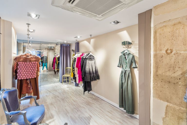 Elegant Shop in the heart of Saint-Germain - Image 3