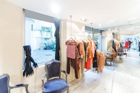 Elegant Shop in the heart of Saint-Germain - Image 4