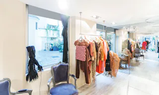 Elegant Shop in the heart of Saint-Germain - Image 4