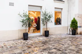 Elegant Shop in the heart of Saint-Germain - Image 7