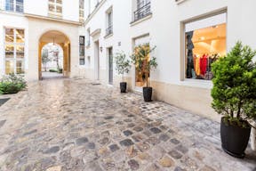 Elegant Shop in the heart of Saint-Germain - Image 8