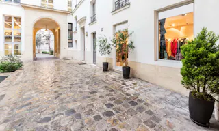 Elegant Shop in the heart of Saint-Germain - Image 8