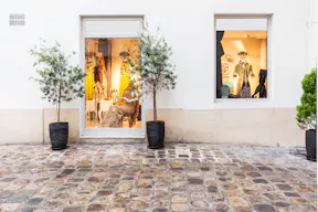 Elegant Shop in the heart of Saint-Germain - Image 9