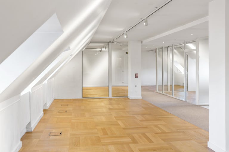 Unique Showroom in the Village Royal - Image 2