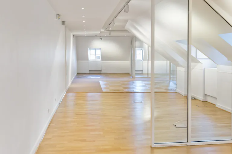 Unique Showroom in the Village Royal - Image 4