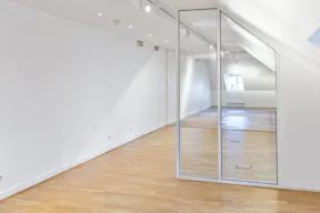 Unique Showroom in the Village Royal - Image 5