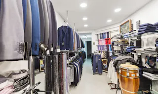 Elegant Shop in Le Marais - Image 3