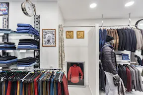 Elegant Shop in Le Marais - Image 7