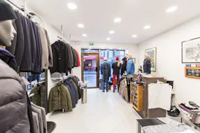 Elegant Shop in Le Marais - Image 8