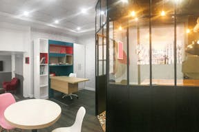 Elegant Boutique near Opera - Image 1