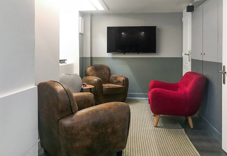 Elegant Boutique near Opera - Image 2