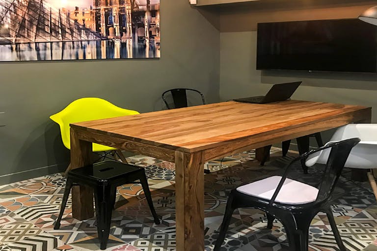 Elegant Boutique near Opera - Image 3