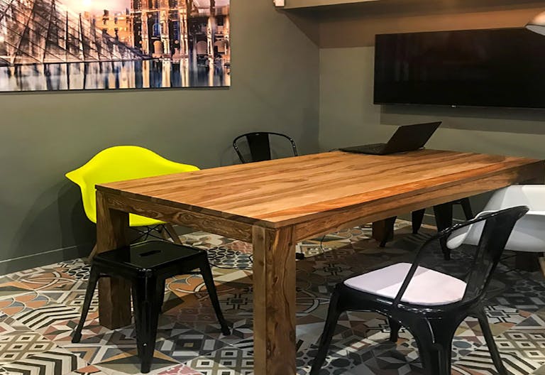 Elegant Boutique near Opera - Image 3