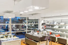 Premium Boutique in Madeleine - Image 6