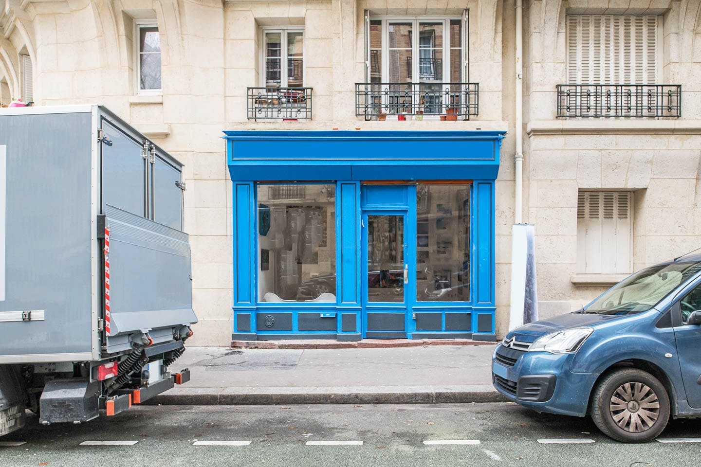 Elegant Art Gallery near Gambetta, Paris