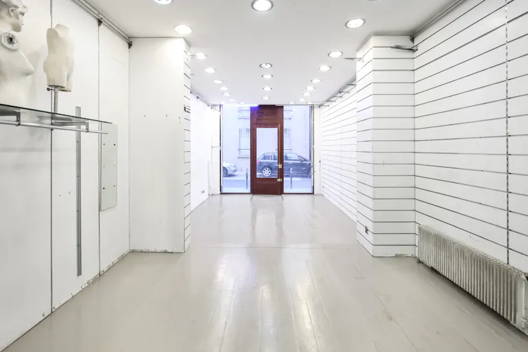 Sophisticated Boutique in the Parisian Suburb - Image 0