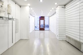 Sophisticated Boutique in the Parisian Suburb - Image 0