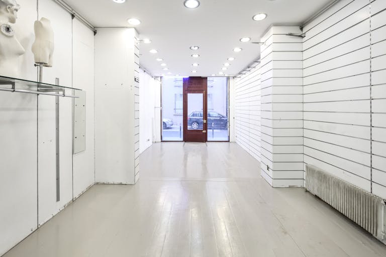 Sophisticated Boutique in the Parisian Suburb - Image 0