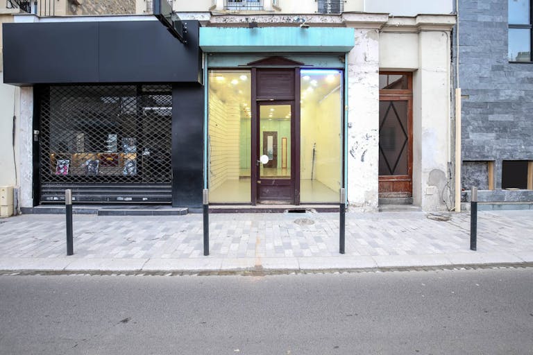 Sophisticated Boutique in the Parisian Suburb - Image 1