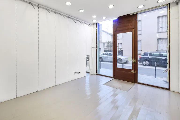 Sophisticated Boutique in the Parisian Suburb - Image 2