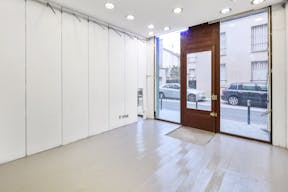 Sophisticated Boutique in the Parisian Suburb - Image 2