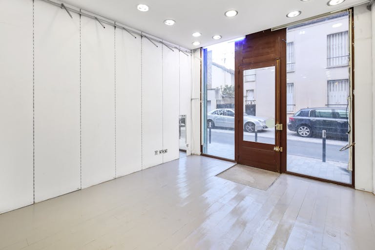 Sophisticated Boutique in the Parisian Suburb - Image 2