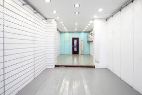 Sophisticated Boutique in the Parisian Suburb - Image 3