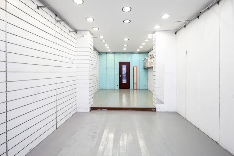 Sophisticated Boutique in the Parisian Suburb - Image 3