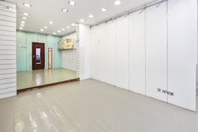 Sophisticated Boutique in the Parisian Suburb - Image 4