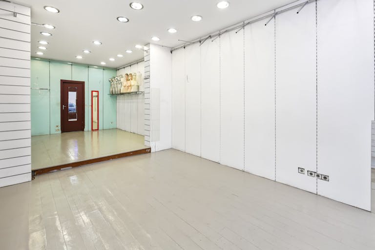 Sophisticated Boutique in the Parisian Suburb - Image 4