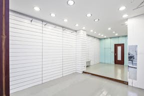 Sophisticated Boutique in the Parisian Suburb - Image 5