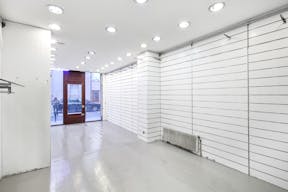 Sophisticated Boutique in the Parisian Suburb - Image 9