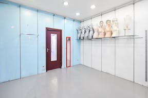 Sophisticated Boutique in the Parisian Suburb - Image 12