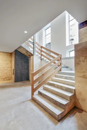 Sophisticated Space in the 6th District - Image 4