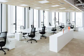Etage spacieux de bureaux et terrasse privative - Image 0