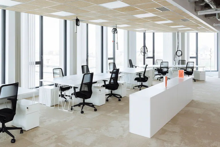 Etage spacieux de bureaux et terrasse privative - Image 0