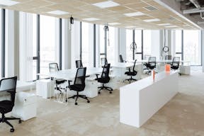 Etage spacieux de bureaux et terrasse privative - Image 0