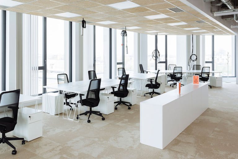 Etage spacieux de bureaux et terrasse privative - Image 0