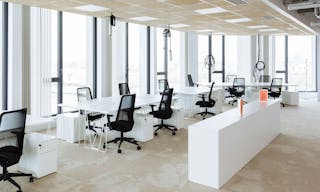 Etage spacieux de bureaux et terrasse privative - Image 0