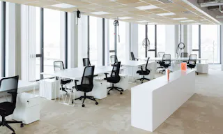 Etage spacieux de bureaux et terrasse privative - Image 0