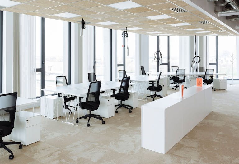 Etage spacieux de bureaux et terrasse privative - Image 0