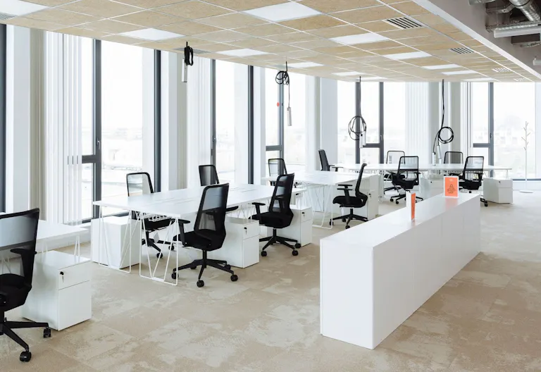 Etage spacieux de bureaux et terrasse privative - Image 0