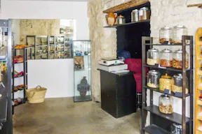 Tasteful Boutique in Le Marais - Image 4