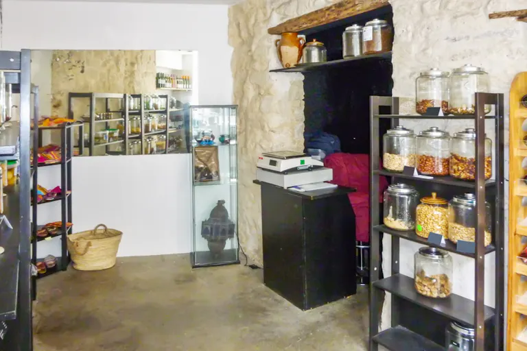 Tasteful Boutique in Le Marais - Image 4