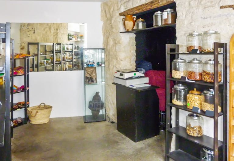 Tasteful Boutique in Le Marais - Image 4