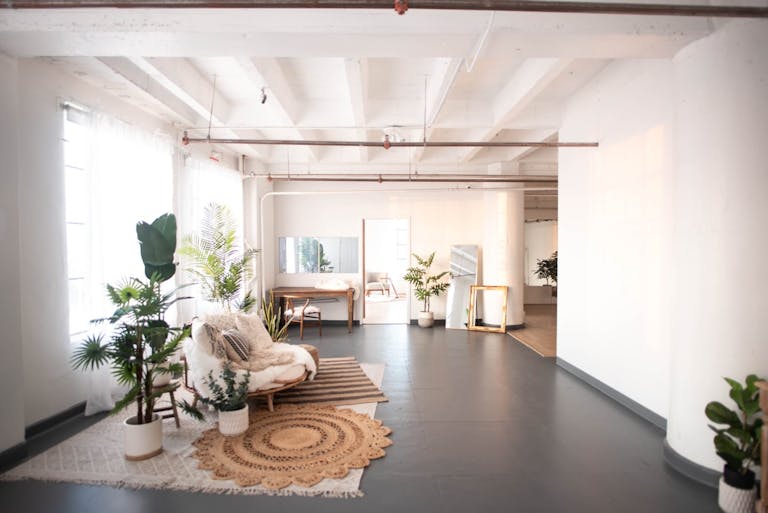 DTLA open space with Rattan Daybed Decor 1,150sf - Image 2